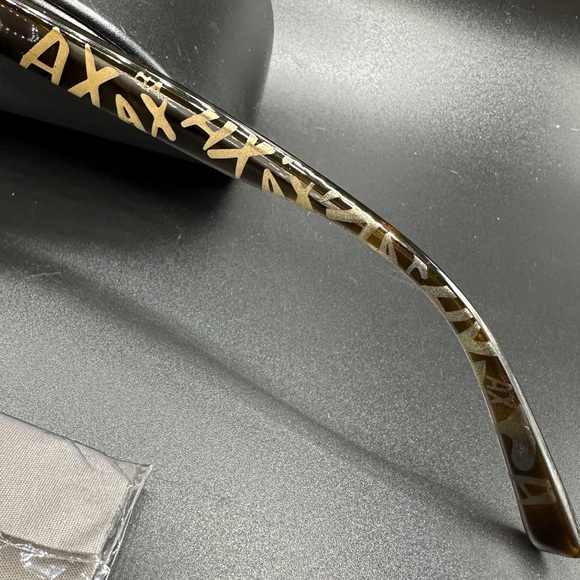 Armani Exchange Sunglass with holder and wipes. - Picture 7 of 7